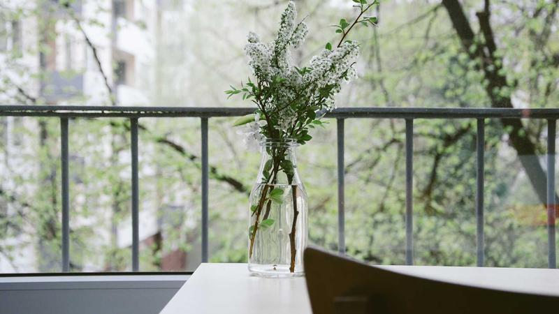 蜜桃传媒品牌形象展示，融合甜蜜桃果与多媒体传播元素